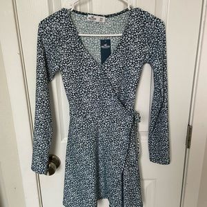 🆕Hollister Green & White Flower Floral Wrap Dress